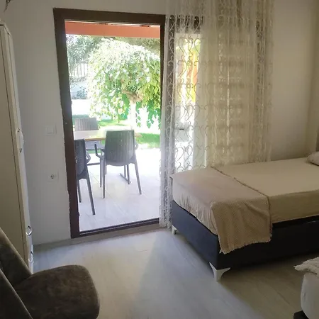 Kadinlar Denizi Plaji 100 M Bahceli Havuzlu Kusadasi