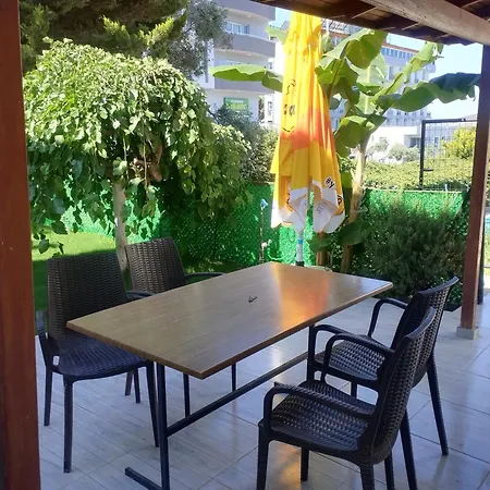 Kadinlar Denizi Plaji 100 M Bahceli Havuzlu Villa