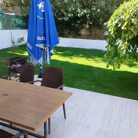Kadinlar Denizi Plaji 100 M Bahceli Havuzlu Villa *