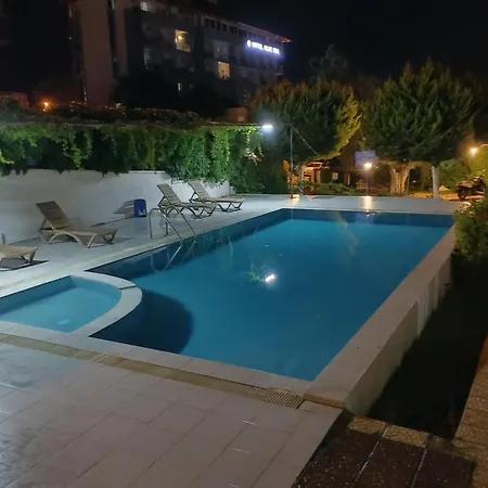 Kadinlar Denizi Plaji 100 M Bahceli Havuzlu Willa Kusadası